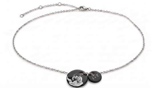 Kette aus Edelstahl mit zwei schwarzen Plättchen für Bildgravur