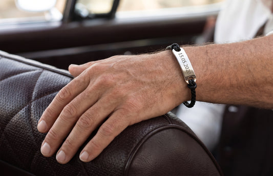 Geflochtenes Lederarmband am Handgelenk