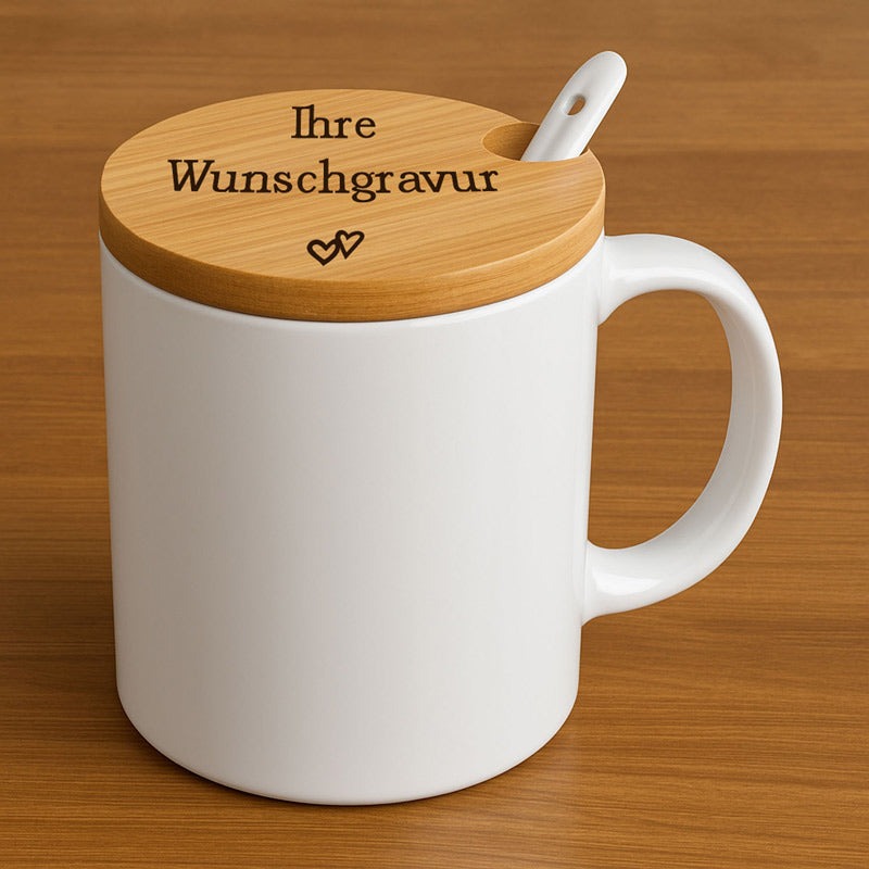 Tasse mit Bambusdeckel und Löffel | Porzellan | Personalisierbar mit Gravur | Geschenkidee für alle | Wunschgravur mit Symbolen | Inkl. Löffel – Geschenkidee