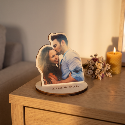 Fotoaufsteller aus Holz mit eigenem Foto | Farbdruck in Fotoqualität | Sockel mit Namensgravur | Personalisiertes Geschenk zu Hochzeit, Jahrestag & Valentinstag