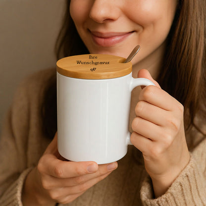 Tasse mit Bambusdeckel und Löffel | Porzellan | Personalisierbar mit Gravur | Geschenkidee für alle | Wunschgravur mit Symbolen | Inkl. Löffel – Geschenkidee