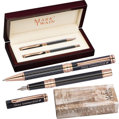 Mark Twain Schreibset in einem Holzetui mi Gravur | Drehkugelschreiber und Füllfederhalter mit Wunschgravur | Carbonoptik |  edlen, hochwertigen Holzbox | Symbole Gravur