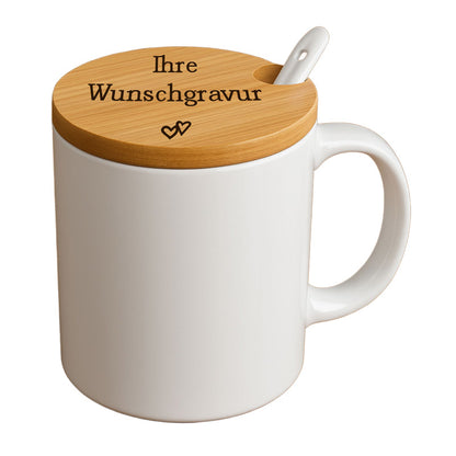 Tasse mit Bambusdeckel und Löffel | Porzellan | Personalisierbar mit Gravur | Geschenkidee für alle | Wunschgravur mit Symbolen | Inkl. Löffel – Geschenkidee