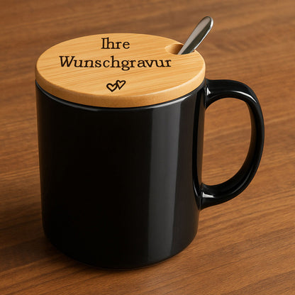 Tasse mit Bambusdeckel und Löffel | Porzellan | Personalisierbar mit Gravur | Geschenkidee für alle | Wunschgravur mit Symbolen | Inkl. Löffel – Geschenkidee