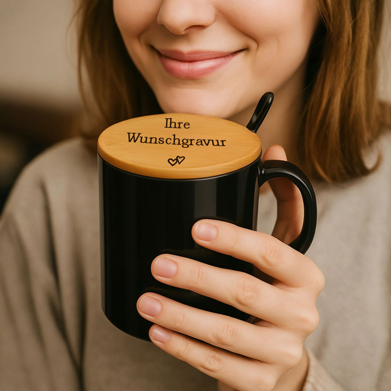 Tasse mit Bambusdeckel und Löffel | Porzellan | Personalisierbar mit Gravur | Geschenkidee für alle | Wunschgravur mit Symbolen | Inkl. Löffel – Geschenkidee